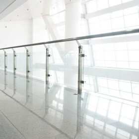 Balustrady szklane w przestrzeni publicznej – Forpos