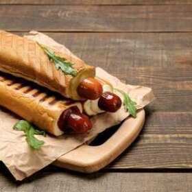 Ciepłe przekąski w Żabce – smakowite propozycje na wynos