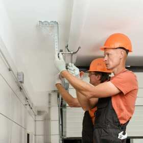 Bramy garażowe - wybór, montaż i bezpieczeństwo