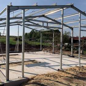 Prefabrykowane konstrukcje stalowe do budowy hal