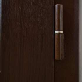 Zawiasy do drzwi – kluczowe akcesoria meblowe