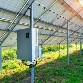 Regulatory ładowania w systemach fotowoltaicznych