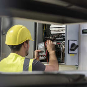 Jak wybrać dobrego elektryka?