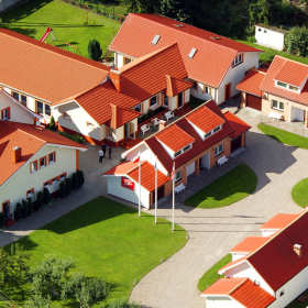 Hotel, apartament czy domek letniskowy – gdzie spędzić urlop nad morzem?