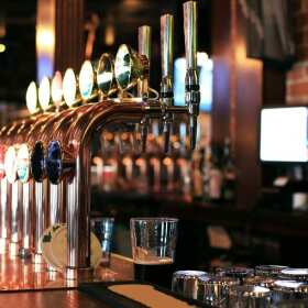 Absurdalna - Brewpub w Katowicach: Piwo i Kultura Filmowa