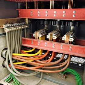 Prefabrykacja rozdzielnic elektrycznych – korzyści i procesy