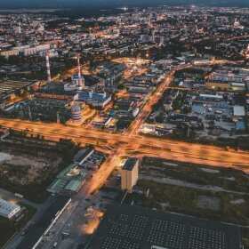 Jak oświetlenie przy trasach energetycznych poprawia czytelność stanu infrastruktury po zmroku