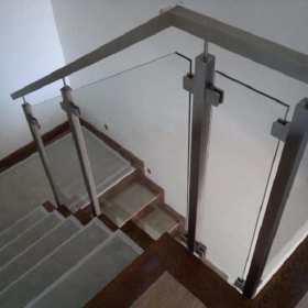 Szklane, metalowe czy drewniane - na jakie balustrady się zdecydować?