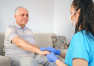 Opiekun dla starszej osoby - czy warto się na niego zdecydować?