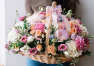 Kosz kwiatowy z kwiaciarni Ismena jako pomysł na prezent