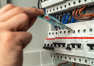 Kiedy trzeba wykonać modernizację instalacji elektrycznej i komu ją zlecić?