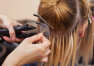  Na czym polega przedłużanie włosów metodą mikroringów w Salonie Fryzur Wilczek?