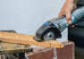 Obróbka drewna w zakładzie stolarskim