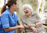Dlaczego warto korzystać z usług asystenta seniora?