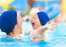 Maluchy na basenie – dlaczego warto zapisać dziecko na naukę pływania?