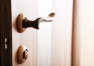 Modne uchwyty i okucia – detale, które nadają meblom charakteru