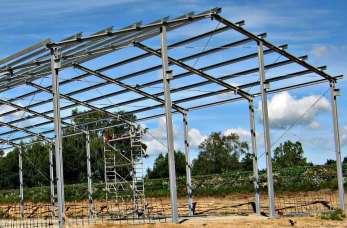 Zalety budowy hal magazynowych w konstrukcjach stalowych