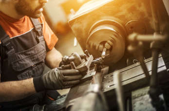 Obróbka metali krok po kroku. Jak powstają metalowe elementy?