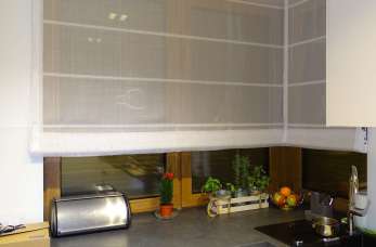 Jak praktycznie i stylowo zaaranżować okno w kuchni?