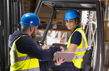 Co warto wiedzieć o kursach na wózki widłowe?