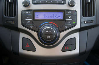 Problemy z poprawnym działaniem klimatyzacji samochodowej? Sprawdź, co na ten temat sądzą specjaliści z warsztatu Auto-Service!