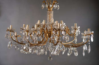 Piękne, stare żyrandole – oryginalna ozdoba Twojego mieszkania