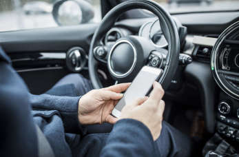 Jak bezpiecznie rozmawiać przez telefon w samochodzie?