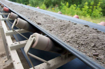 Jak dobierać urządzenia do transportu materiałów sypkich?