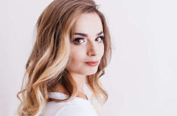 Włosy muśnięte słońcem, czyli jak zrobić sombre?