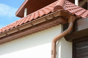 Stalowe czy plastikowe – jakie rynny na dom jednorodzinny polecają dekarze z firmy Art-Dach?