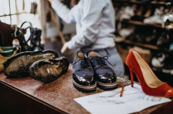 Jak przywrócić zniszczone buty do życia? Oddaj je do pracowni Latająca Torebka