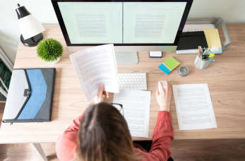 W jakich sytuacjach warto skorzystać z usług tłumacza przysięgłego z firmy Adex?