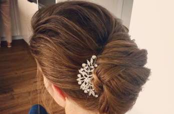 Modne upięcia ślubne w ofercie mobilnego salonu fryzjerskiego Art Hair