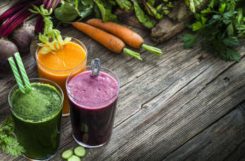 Jak zrobić smoothie? Najlepsze przepisy na owocowe koktajle