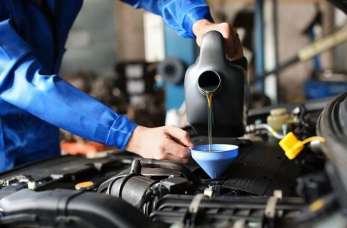 Wymiana oleju silnikowego w aucie. Po co, kiedy, w jaki sposób?