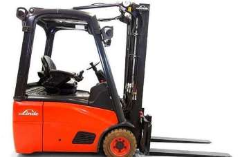 Jakie wózki widłowe warto wynająć do magazynów i zakładów produkcyjnych? Postaw na ofertę firmy DM TECH SP. Z O.O.