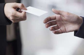 Kto powinien zdecydować się na wizytówki i jakie są ich zalety?