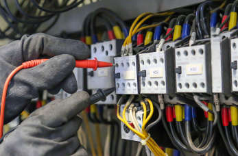 Jak firma Leszek Dzikowski Usługi Instalacyjno Elektryczne zabezpiecza obiekty?