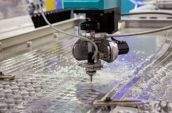 Cięcie wodą w firmie Euro Standard – na czym dokładnie polega?