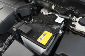 Oznaczenia na akumulatorze – jakich informacji dostarczają?