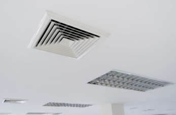 Na czym polega różnica między wentylacją mechaniczną a grawitacyjną?