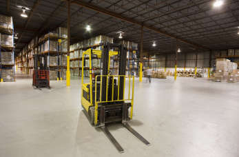 Elektryczny podnośnik do magazynu – jak wybrać?