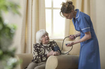 Jakie zabiegi obejmują Domowe Wizyty Pielęgniarskie Iwony Woronieckiej?