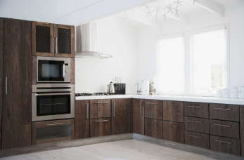 Jak tworzone są meble kuchenne na wymiar w pracowni Sebastiana Pawlaka?