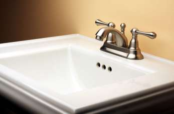 Czym wyróżnia się armatura w stylu retro?