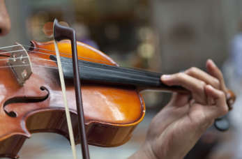 Chcesz nauczyć się grać na skrzypcach? Kup odpowiedni sprzęt w sklepie muzycznym Rondo Music!