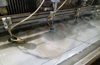 Jakie są zalety cięcia wodą wielkoformatowych płytek ceramicznych?