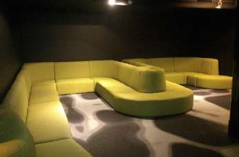 Czy prowadząc obiekt noclegowy warto zainwestować w meble tapicerowane na zamówienie?