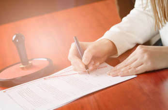 Jak przekazać darowiznę zgodnie z prawem? Tłumaczy notariusz Adrianna Kośmider-Pietras