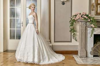 Jak wygląd kupno sukni ślubnej od renomowanego salonu?